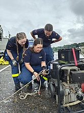 THW-Helfer:innen arbeiten an einer Motorpumpe